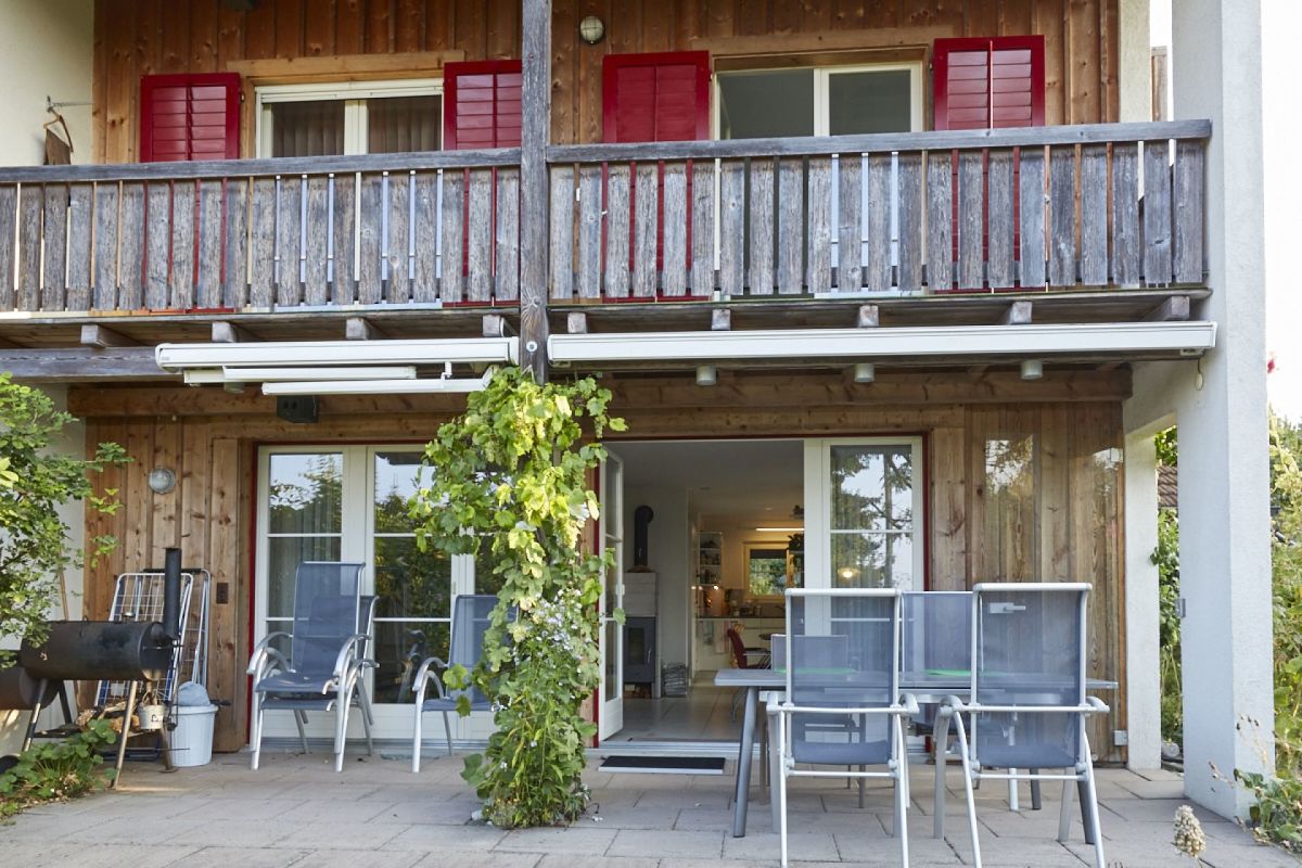 Balkon- und Terrassenansicht eines Holzhauses