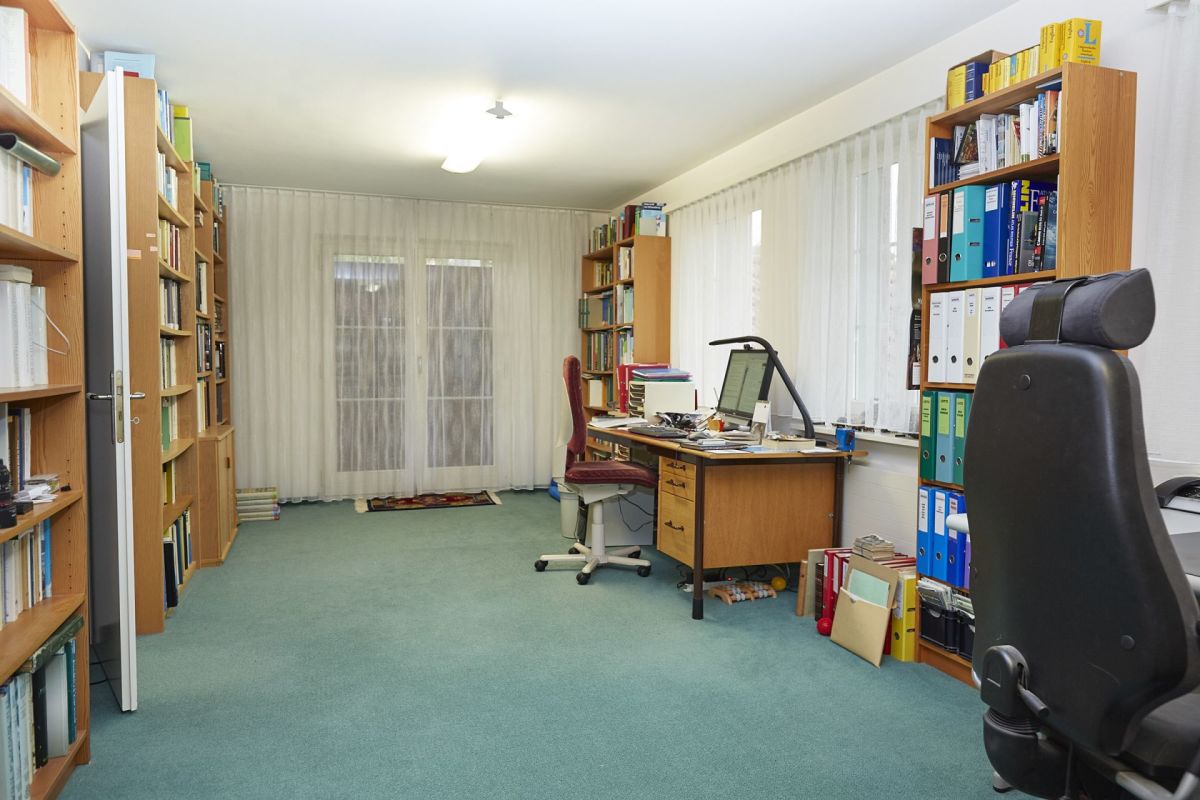 Büro mit Bücherregalen und Schreibtisch