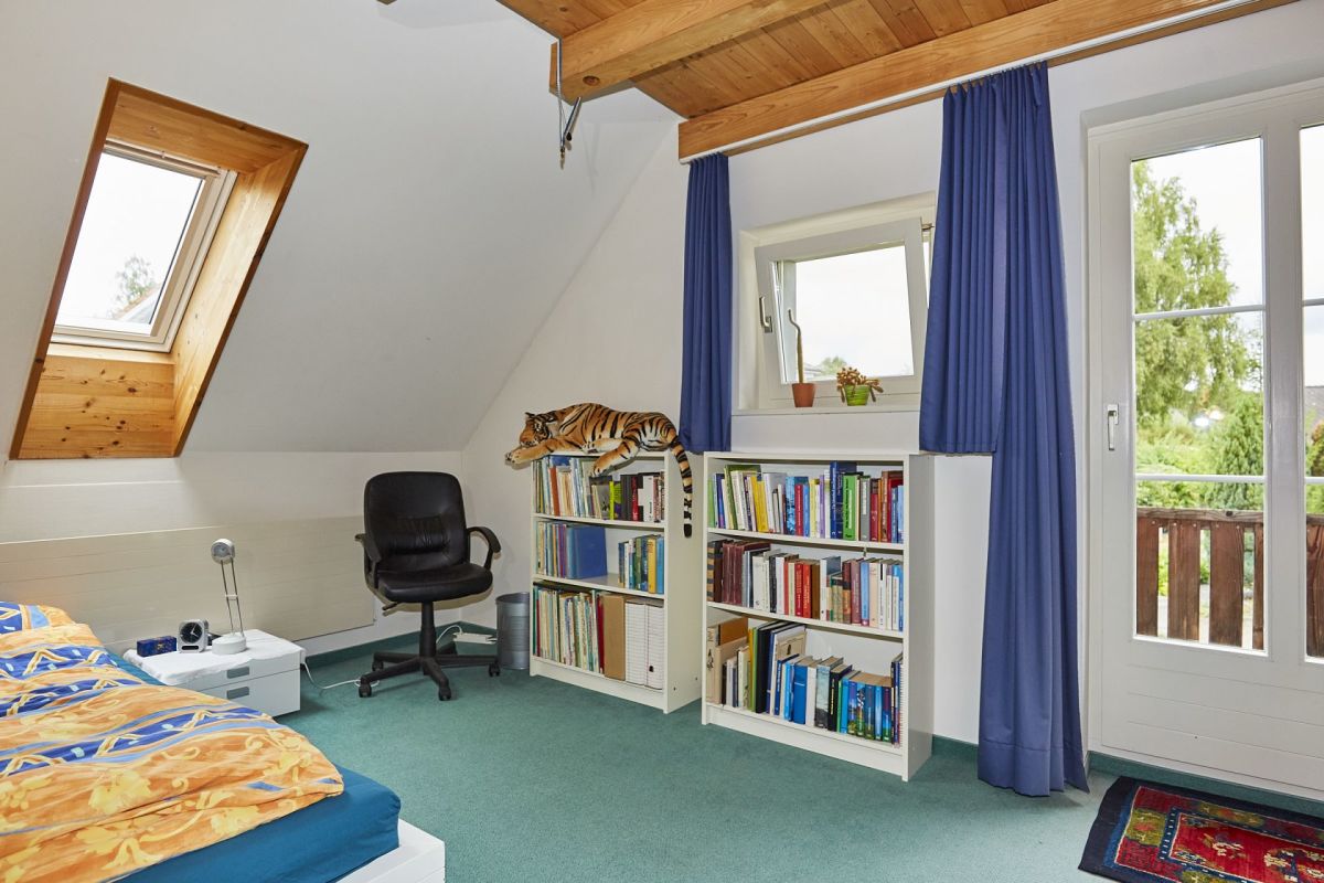 Gemütliches Dachgeschoss-Schlafzimmer mit Arbeitsbereich