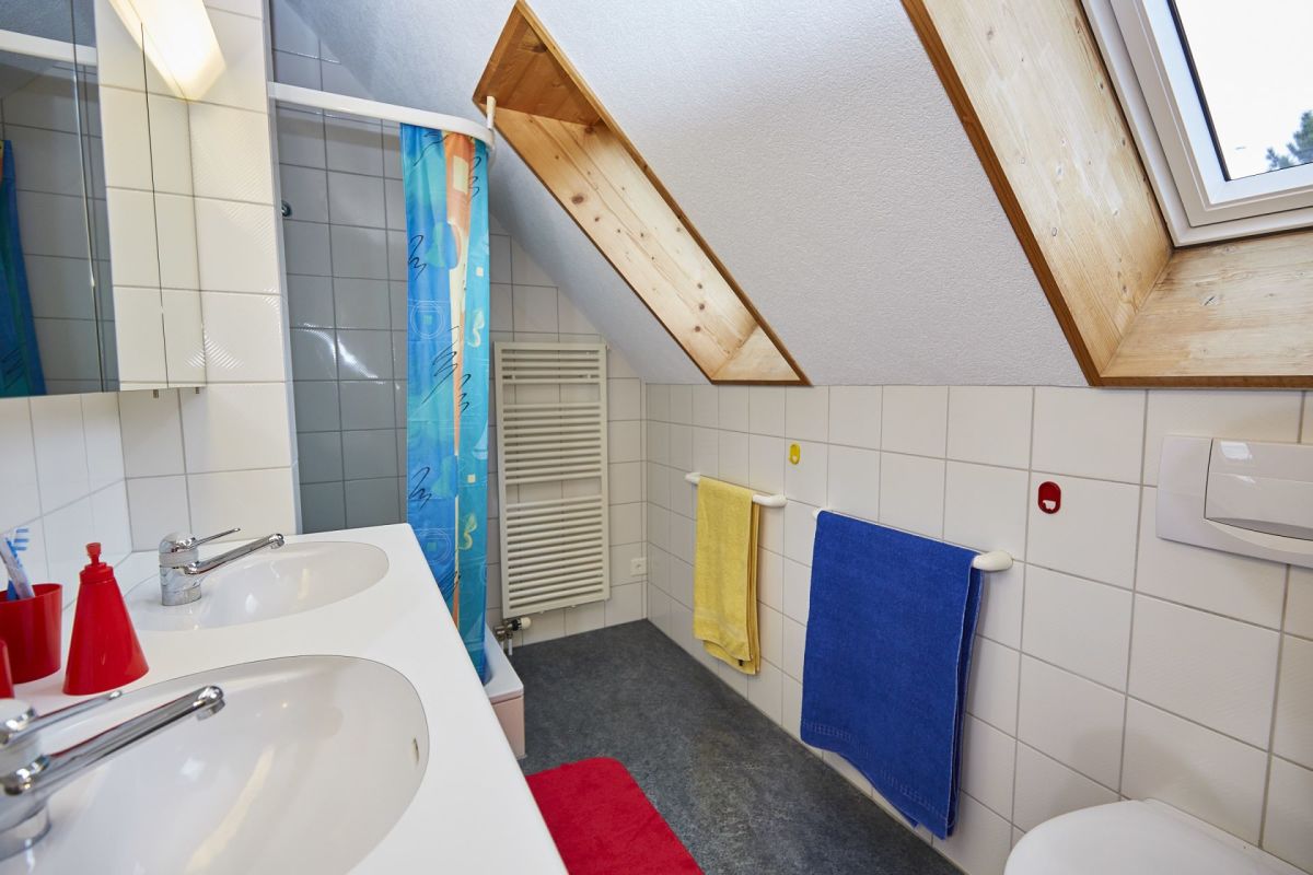 Dachgeschossbad mit zwei Waschbecken