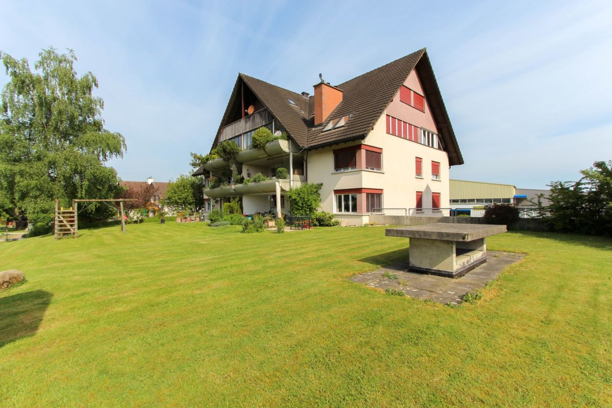 Großes Wohnhaus mit Garten