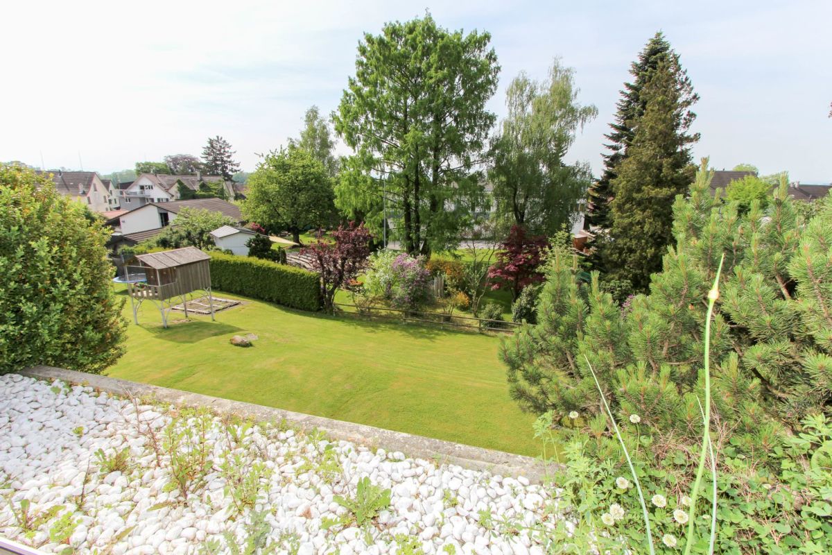 Großer grüner Garten mit weitem Ausblick