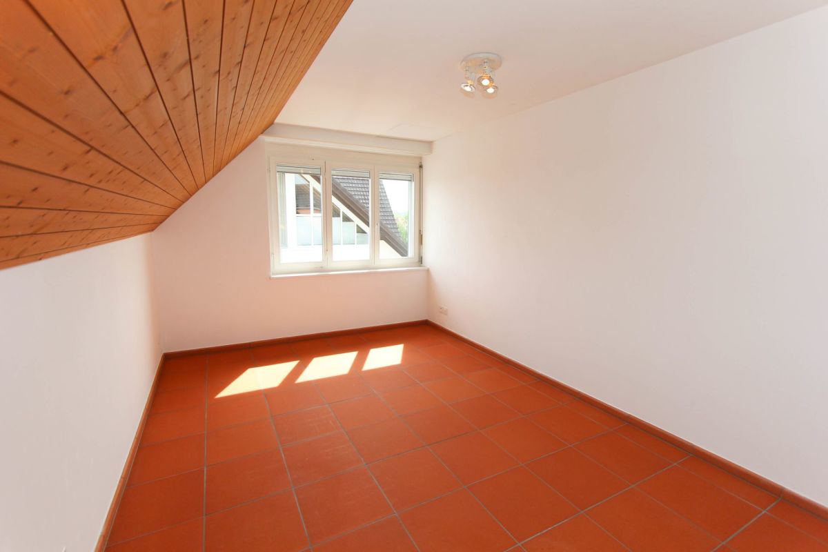 Heller Dachraum mit Terrakottafliesen und Holzdecke