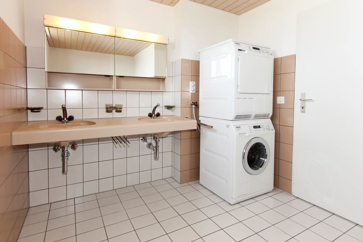 Hauswirtschaftsraum mit Doppelwaschbecken und Trockner-Stack