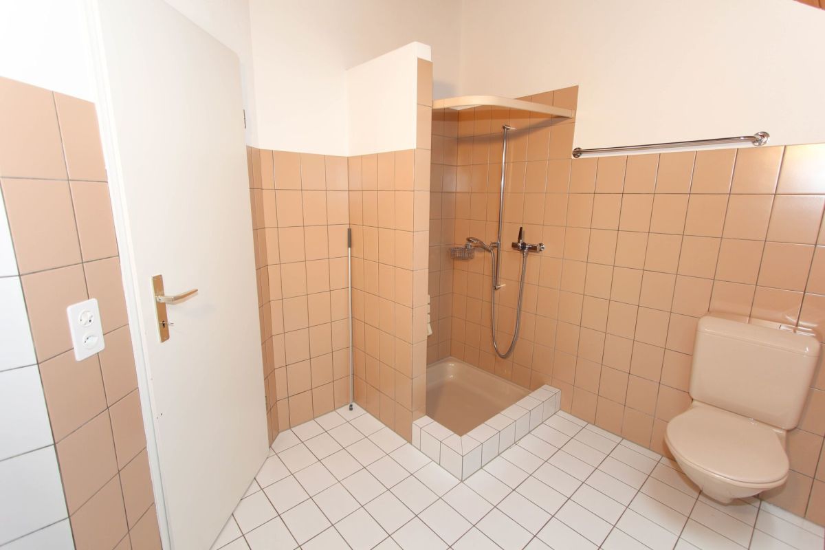 Badezimmer mit Dusche und WC