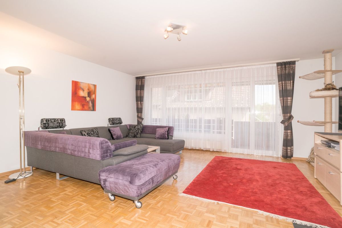 Wohnzimmer mit großer Fensterfront