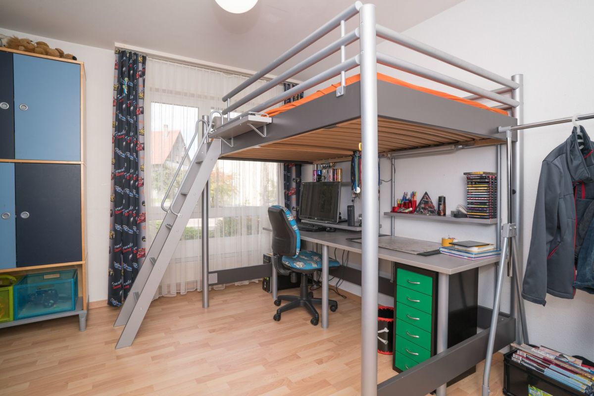 Jugendzimmer mit Hochbett und Arbeitsplatz