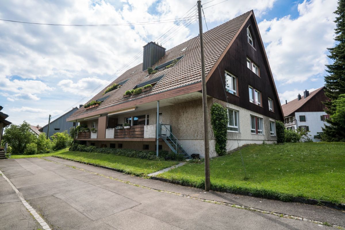 Außenansicht eines Hauses mit steilem Satteldach