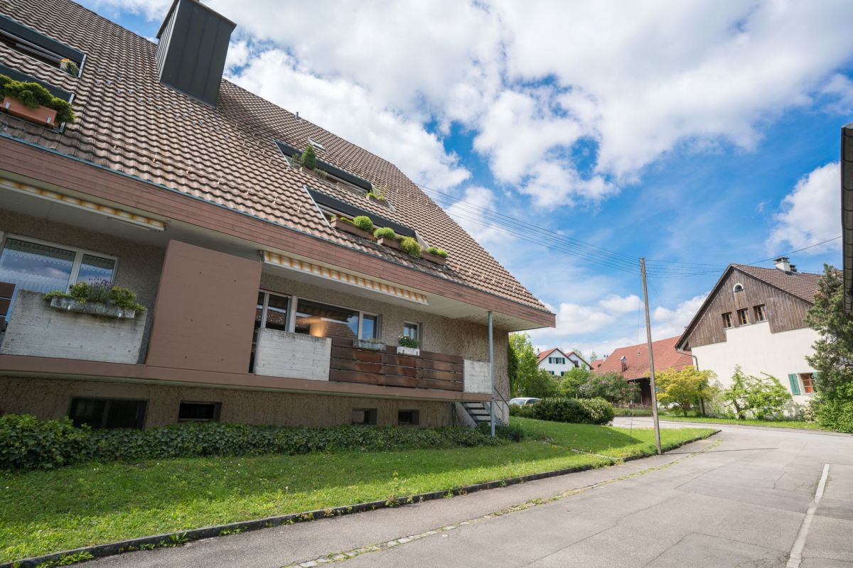 Mehrfamilienhaus mit Satteldach und Balkonansicht