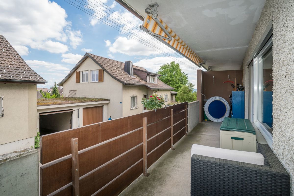 Überdachter Balkon mit Blick auf benachbarte Häuser