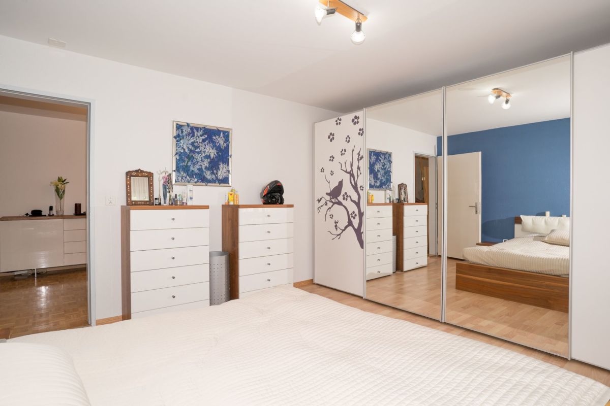 Modernes Schlafzimmer mit Kleiderschrank und Kommode