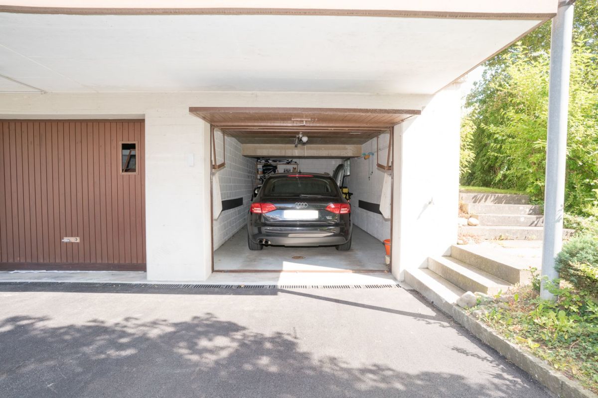 Garage mit geparktem Auto und Außenzugang