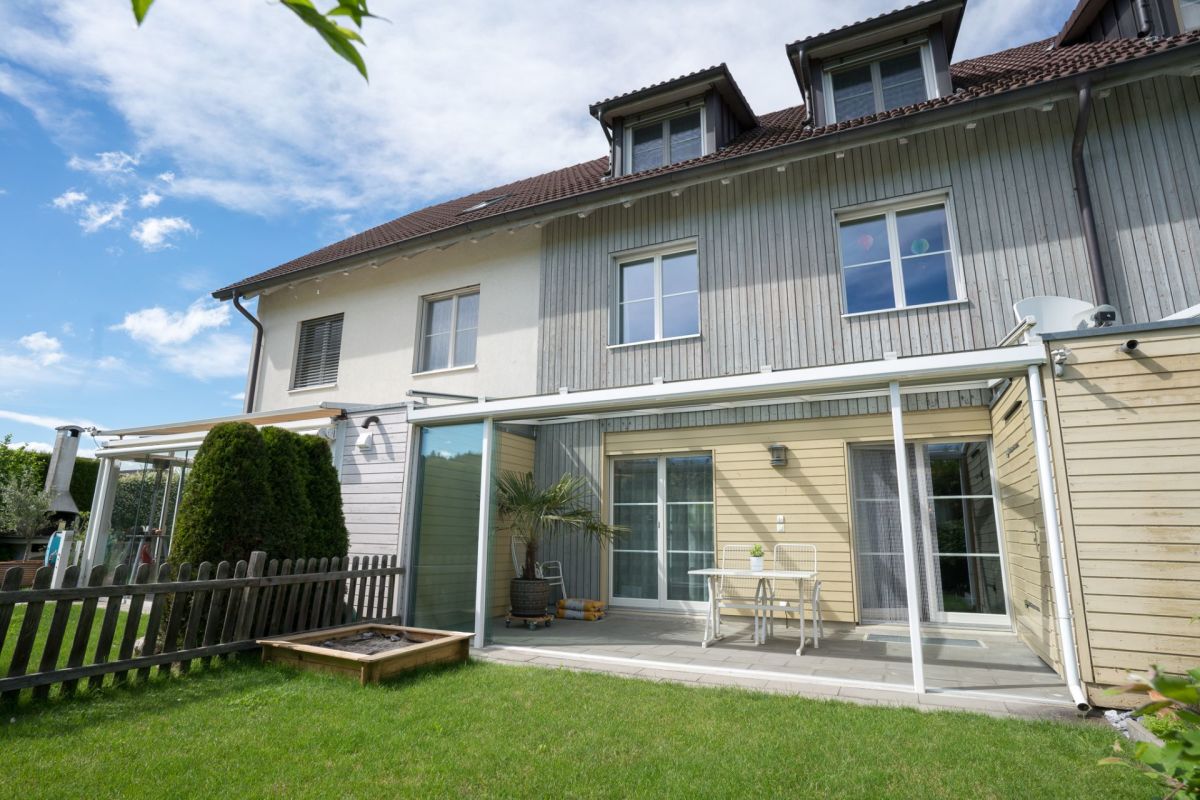 Gartenansicht eines Wohnhauses mit Terrasse
