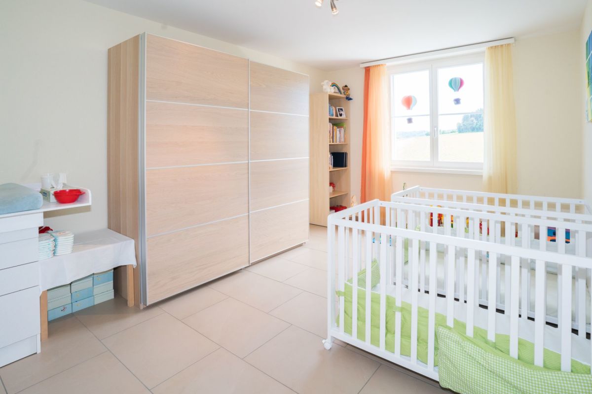 Helles Kinderzimmer mit Babybetten