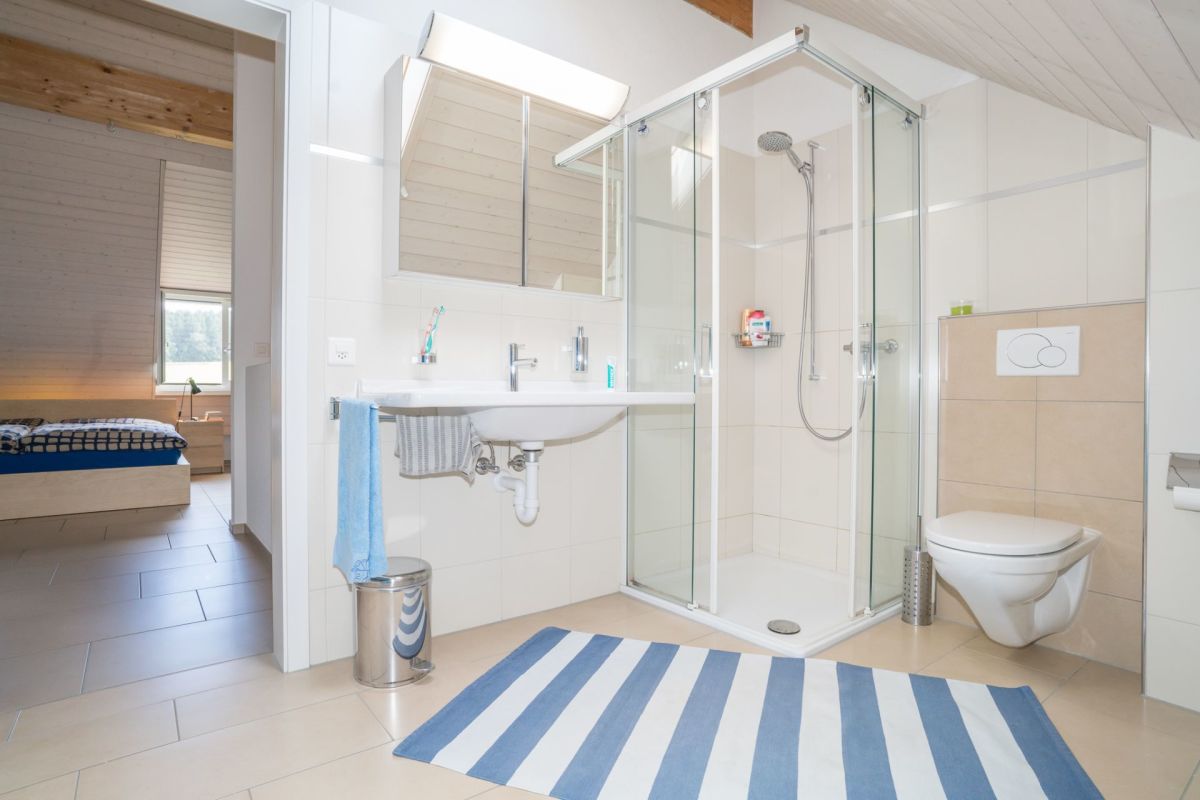 Modernes Badezimmer mit angrenzendem Schlafzimmer
