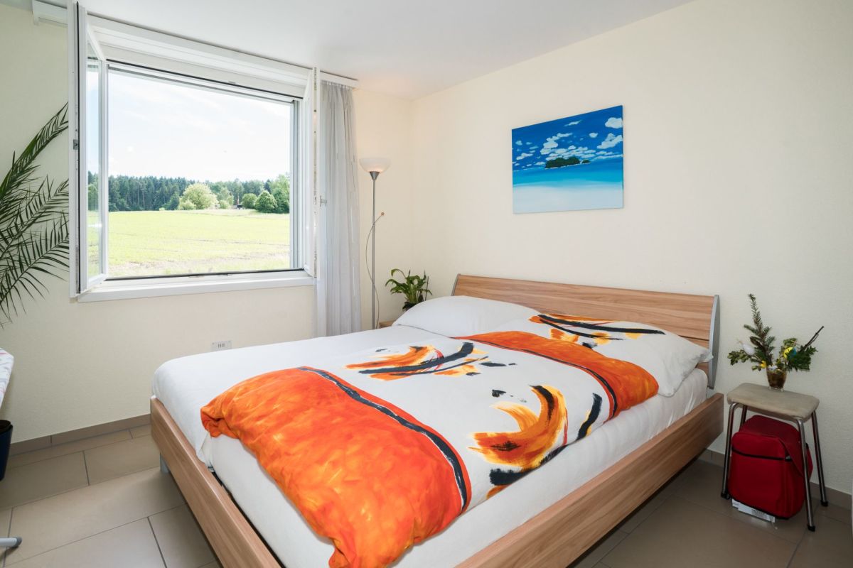 Helles Schlafzimmer mit Blick ins Grüne