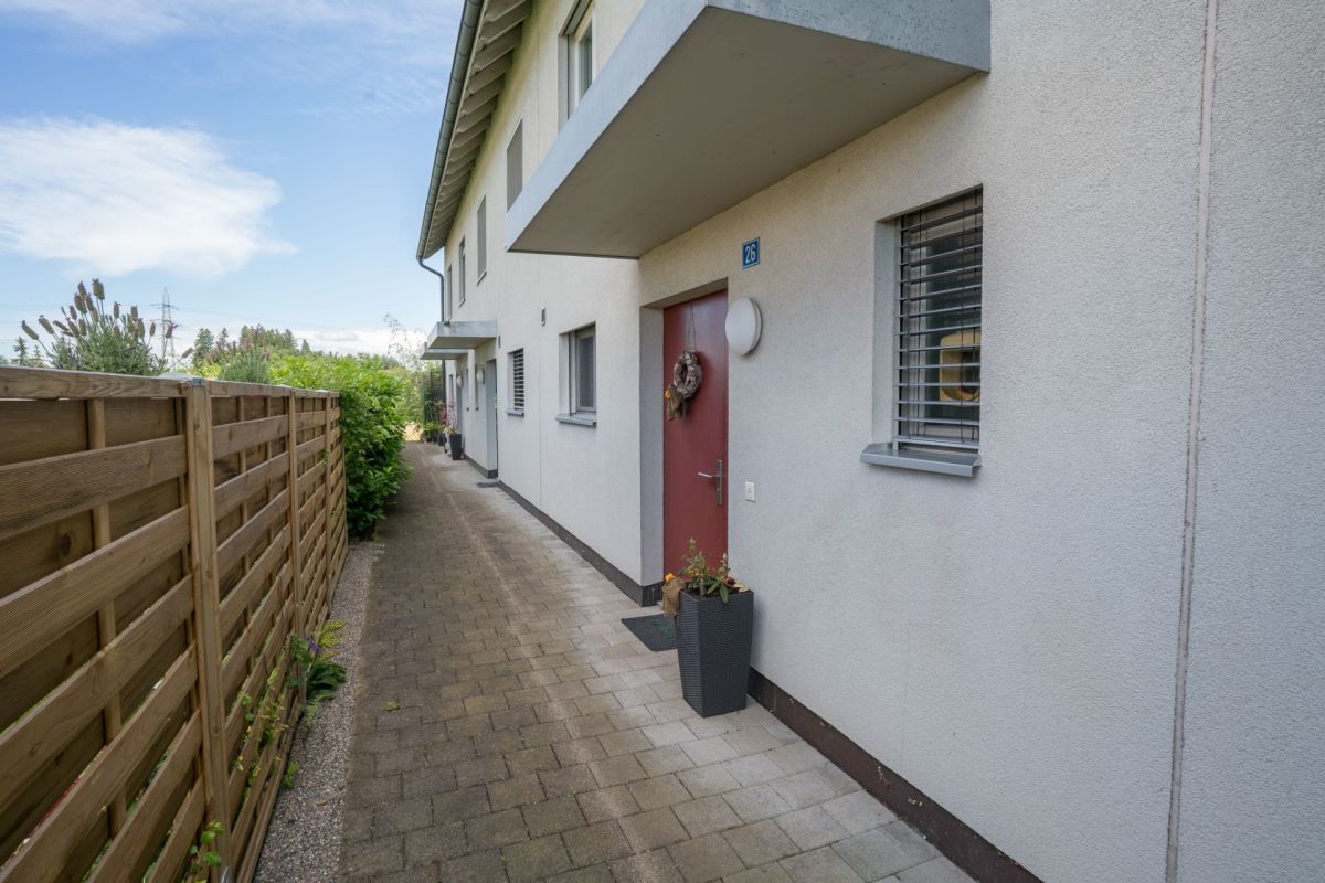 Außenansicht eines Hauseingangs mit schmalem Zugang