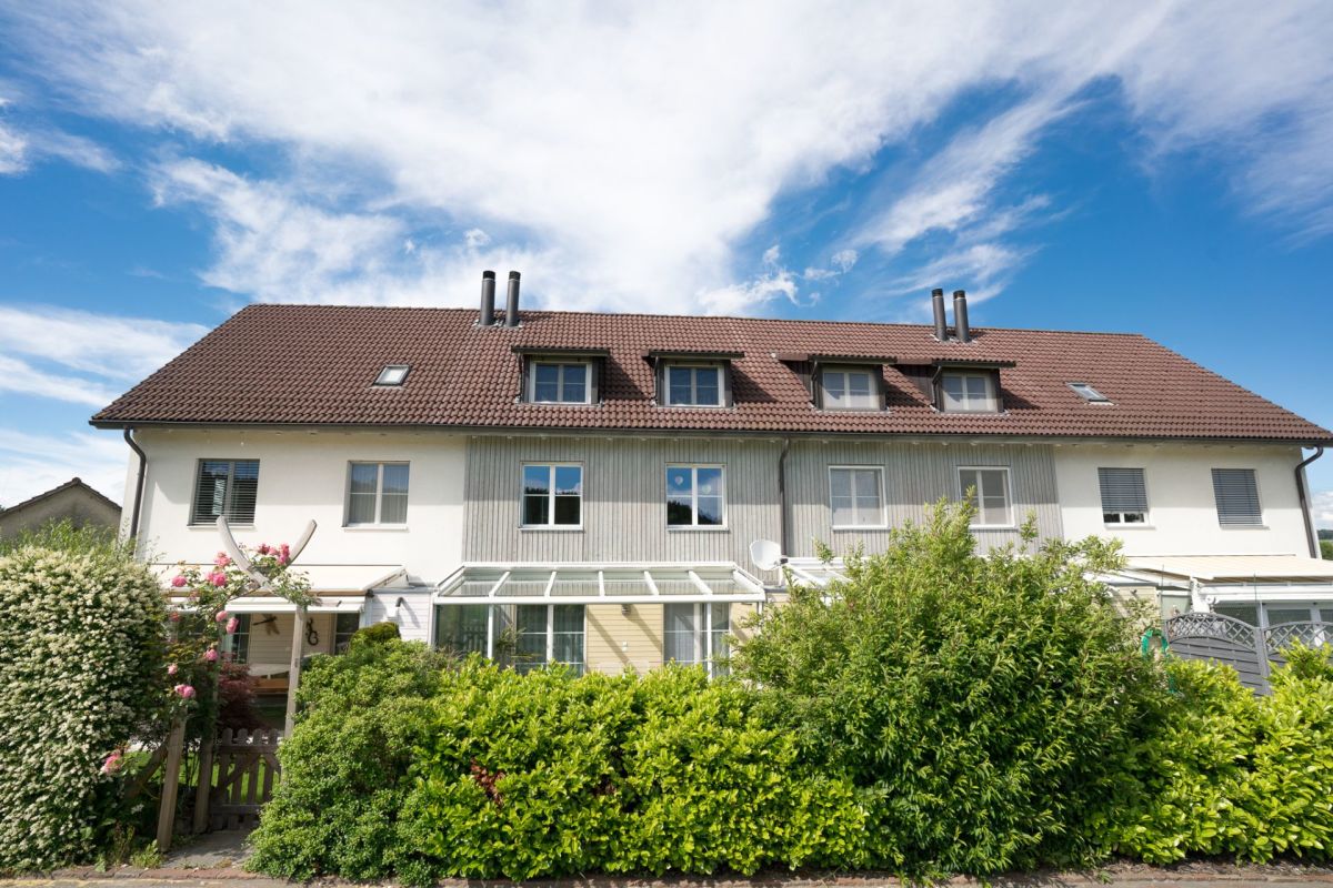 Mehrfamilienhaus mit Satteldach und Gartenfront