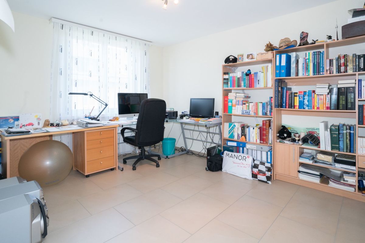 Arbeitszimmer mit Bücherregalen