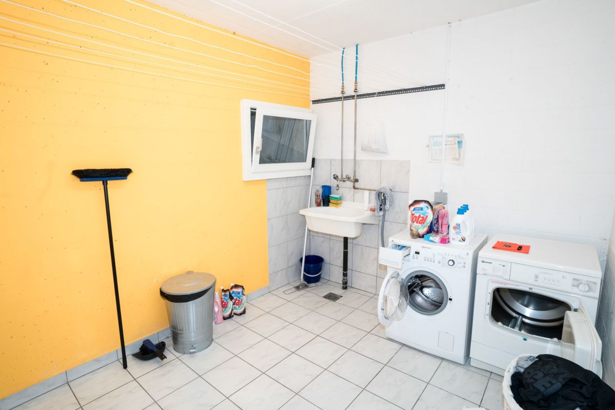 Hauswirtschaftsraum mit Waschmaschine und Trockner
