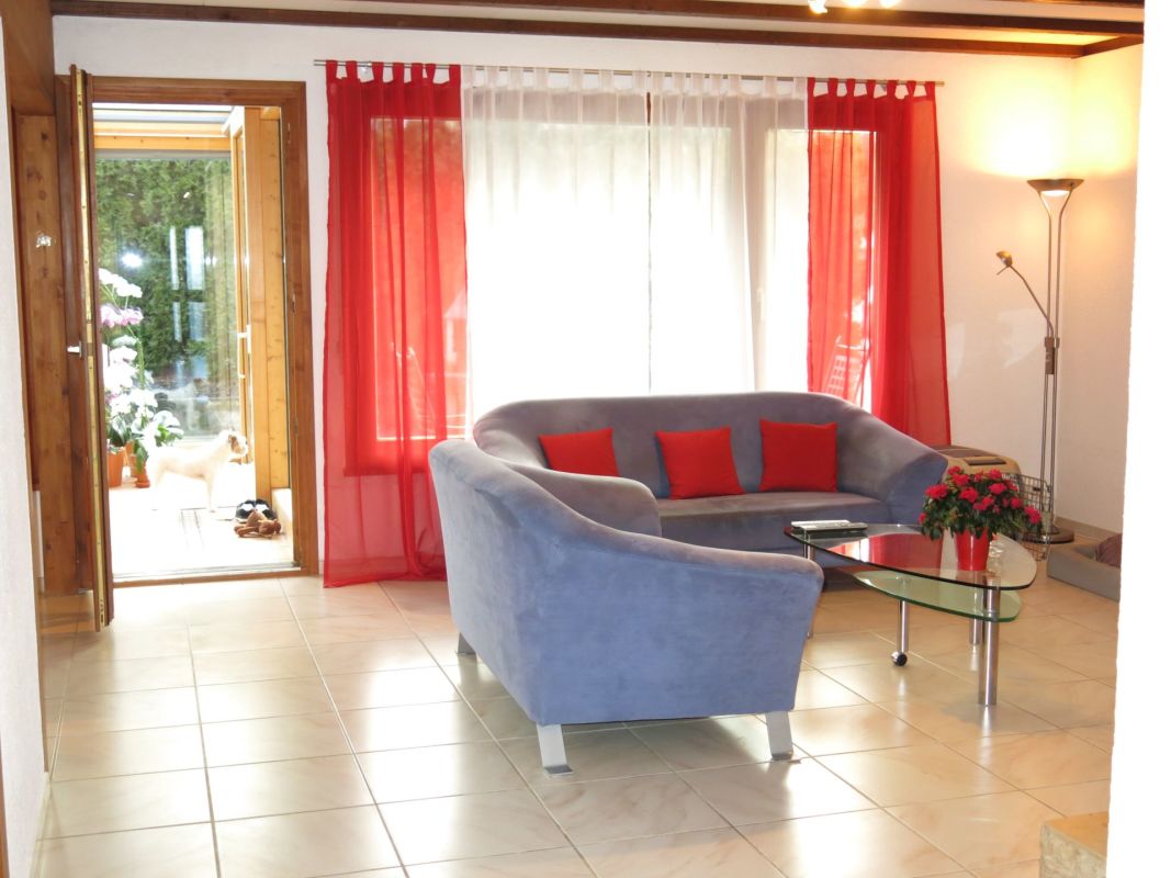 Wohnzimmer mit Sofa und Terrassezugang