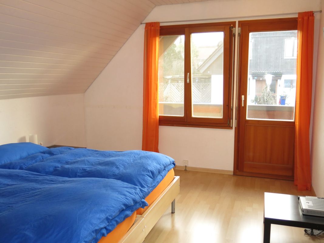 Dachgeschoss-Schlafzimmer mit Balkonzugang