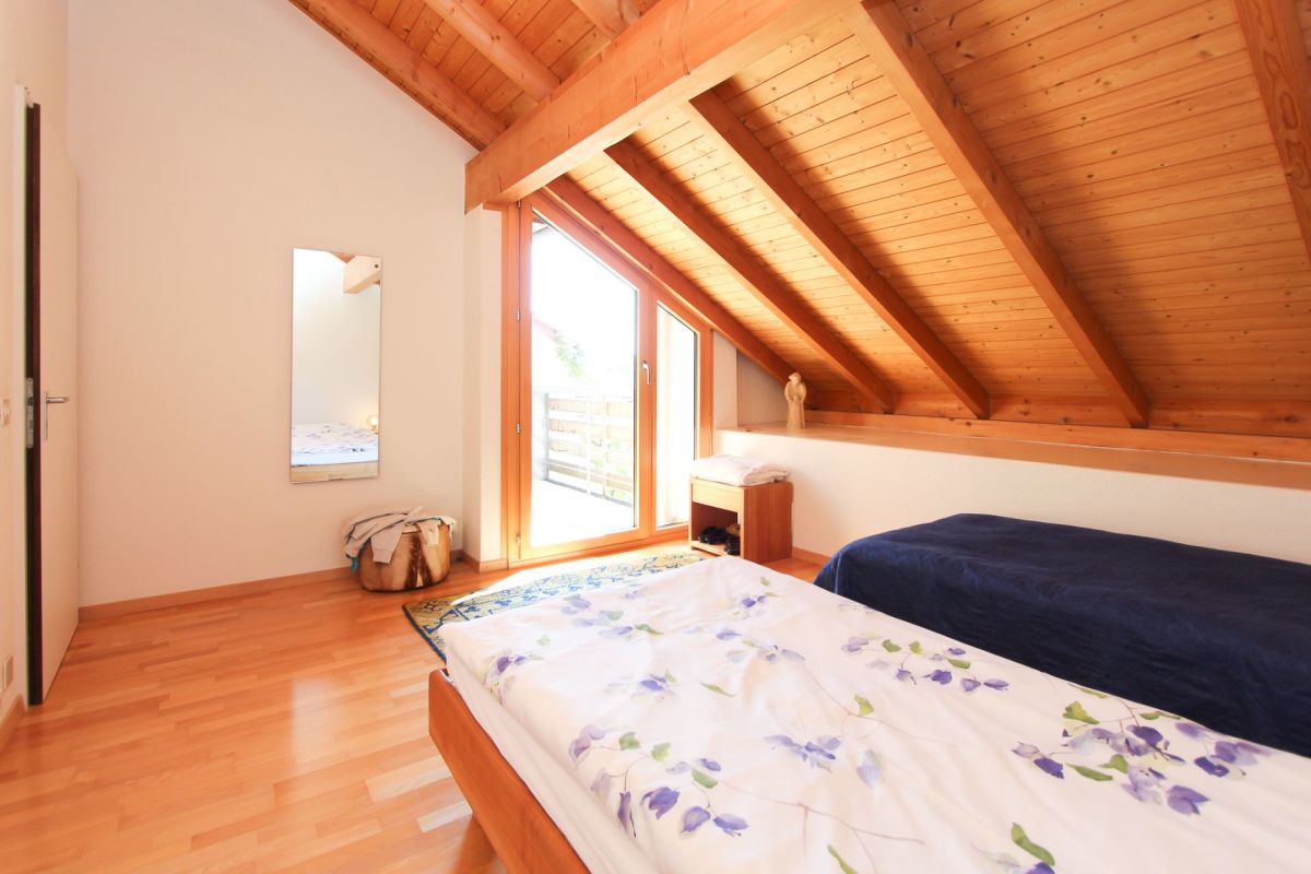 Dachgeschoss-Schlafzimmer mit Holzdecke
