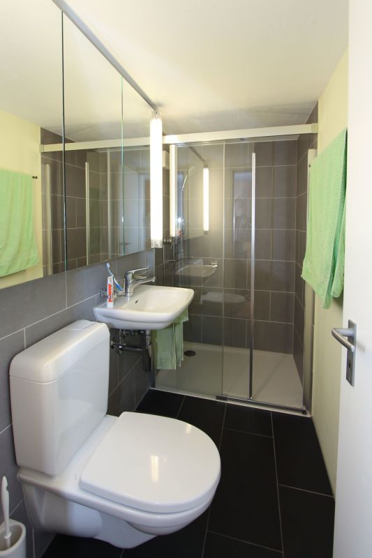 Kompaktes modernes Badezimmer mit Dusche