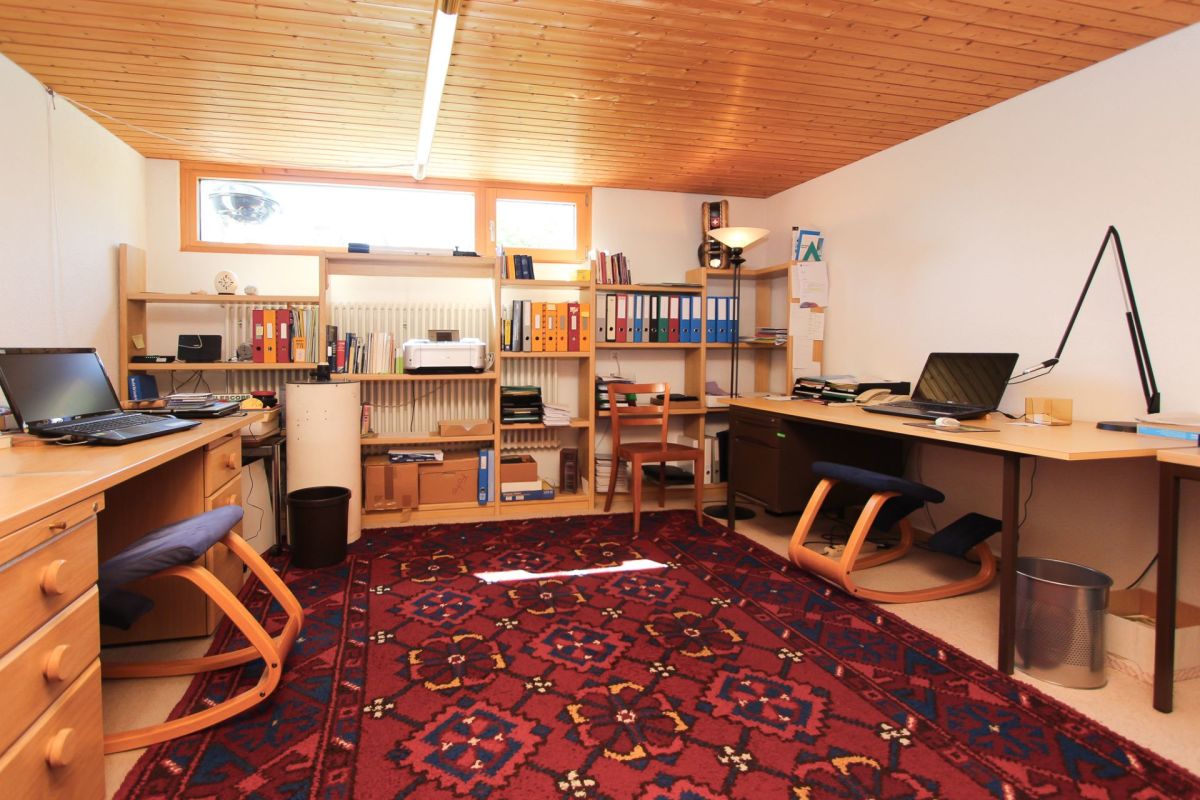Arbeitszimmer mit Holzdecke