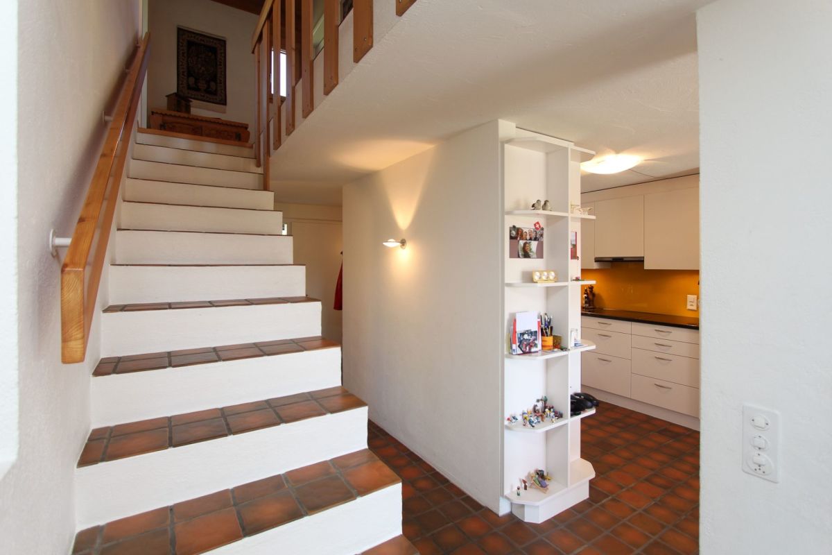 Treppe mit offener Küchenzeile im Erdgeschoss