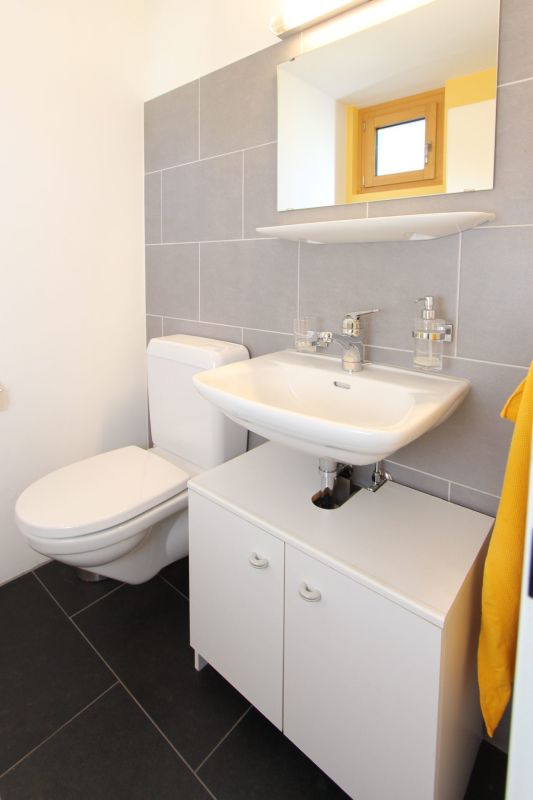 Gäste-WC mit Waschbecken und WC