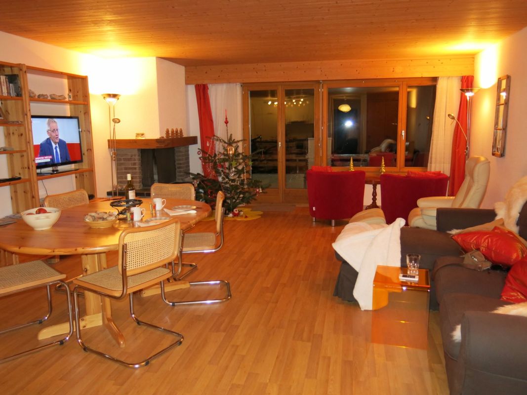 Wohn- und Esszimmer mit Kamin und Balkonzugang