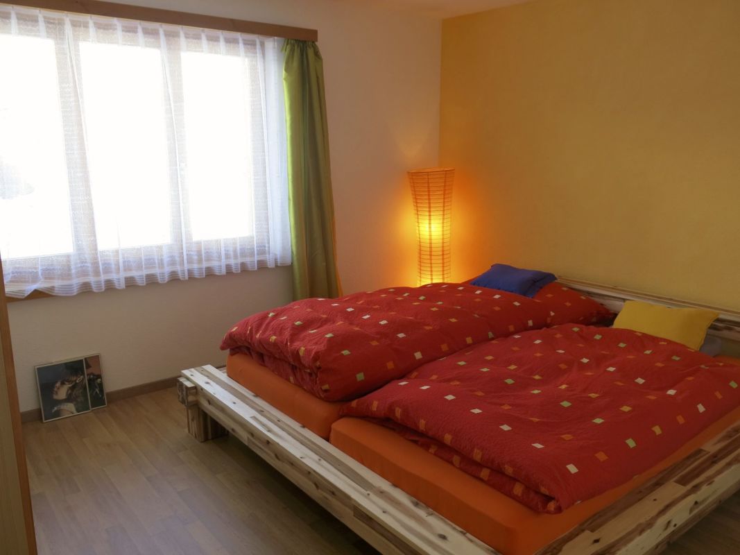 Gemütliches Schlafzimmer mit Doppelbett und Tageslicht