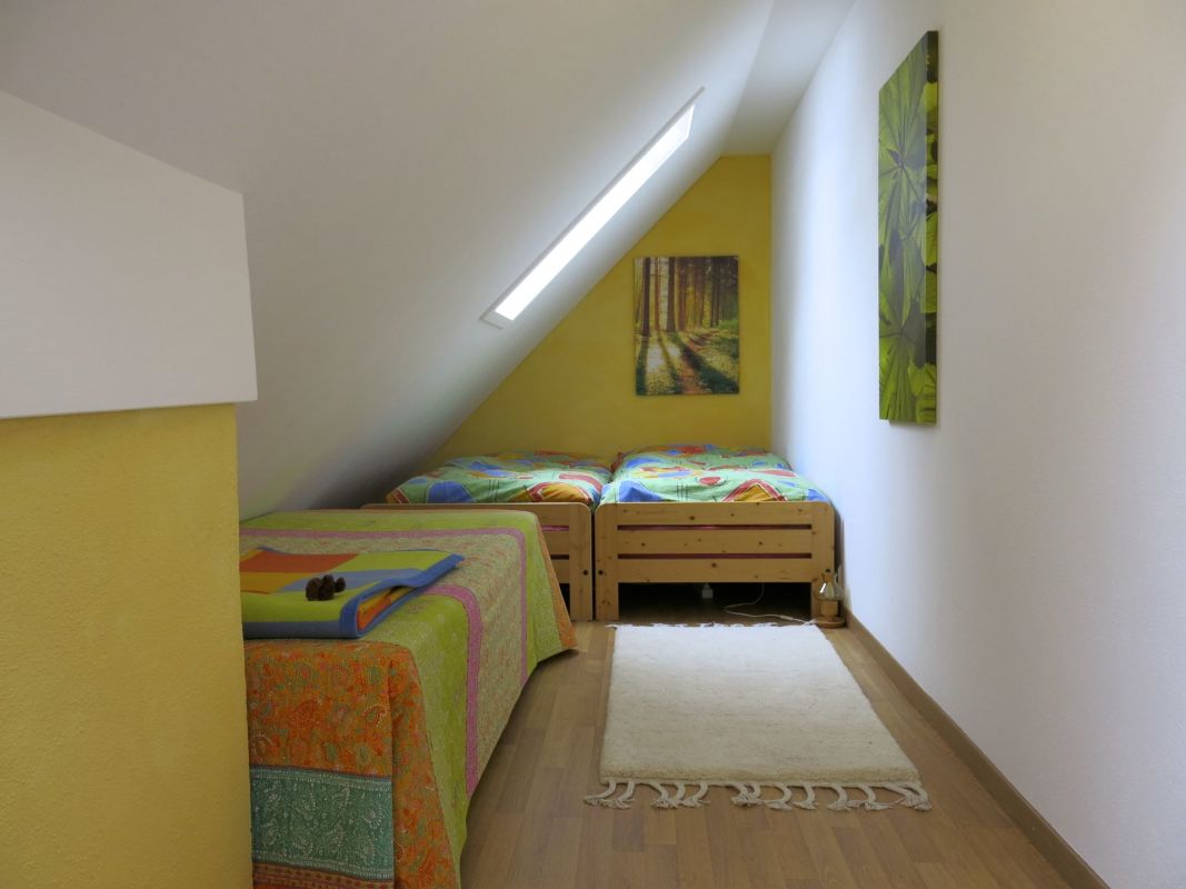 Ausgebautes Dachzimmer mit Betten