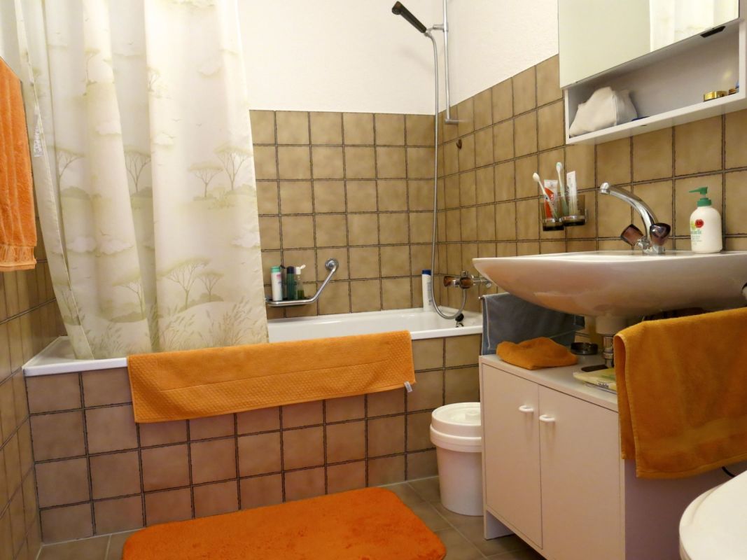Badezimmer mit Badewanne und Waschbecken