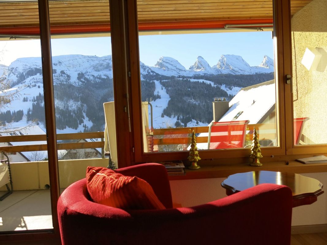 Wohnzimmer mit Panoramablick auf verschneite Berge