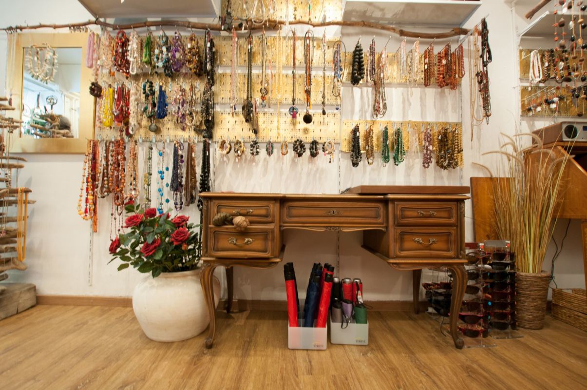 Accessoires- und Schmuckausstellung in einem Innenraum