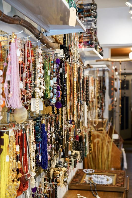 Schmuck- und Accessoiregeschäft mit dichter Warenpräsentation