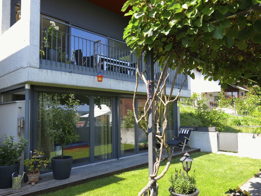 Modernes Haus mit Balkon und Garten