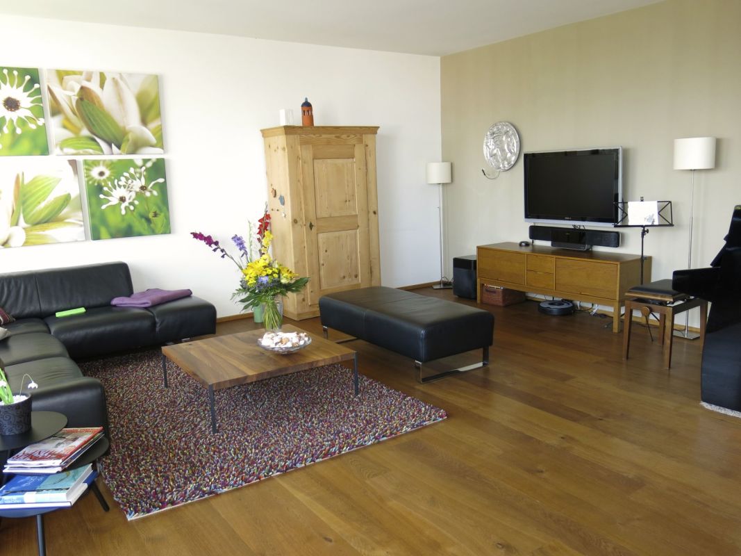 Helles Wohnzimmer mit moderner Einrichtung