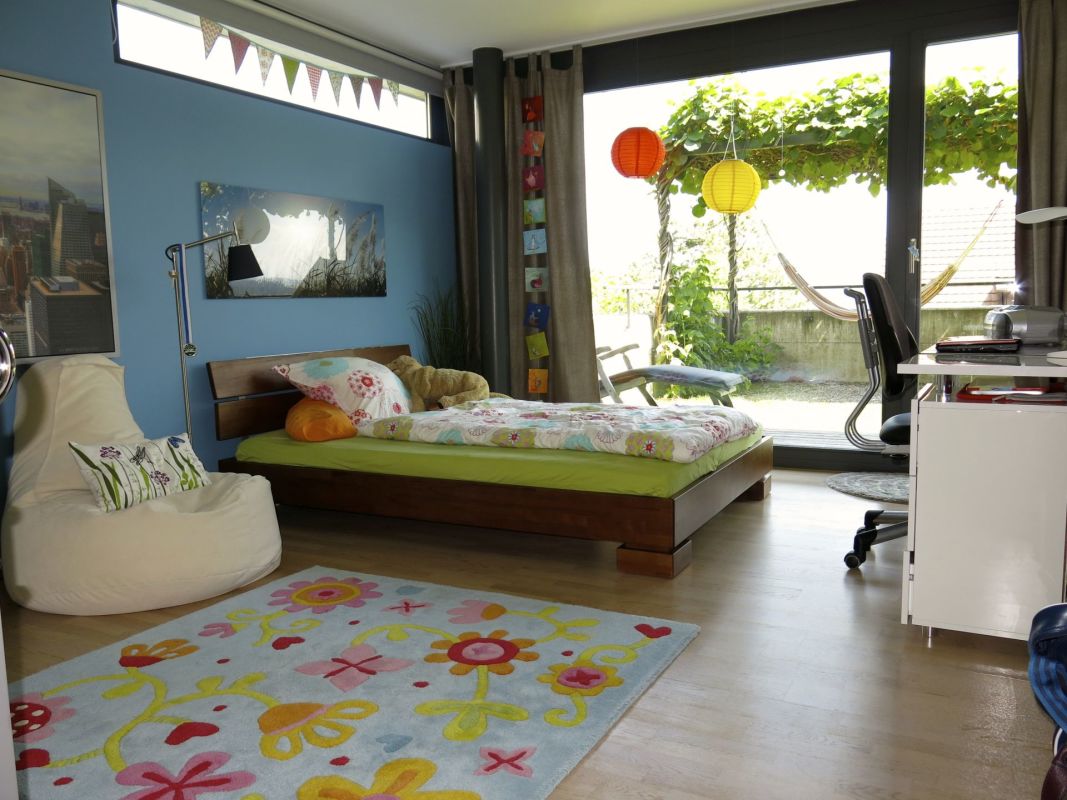 Buntes Schlafzimmer mit Gartenzugang