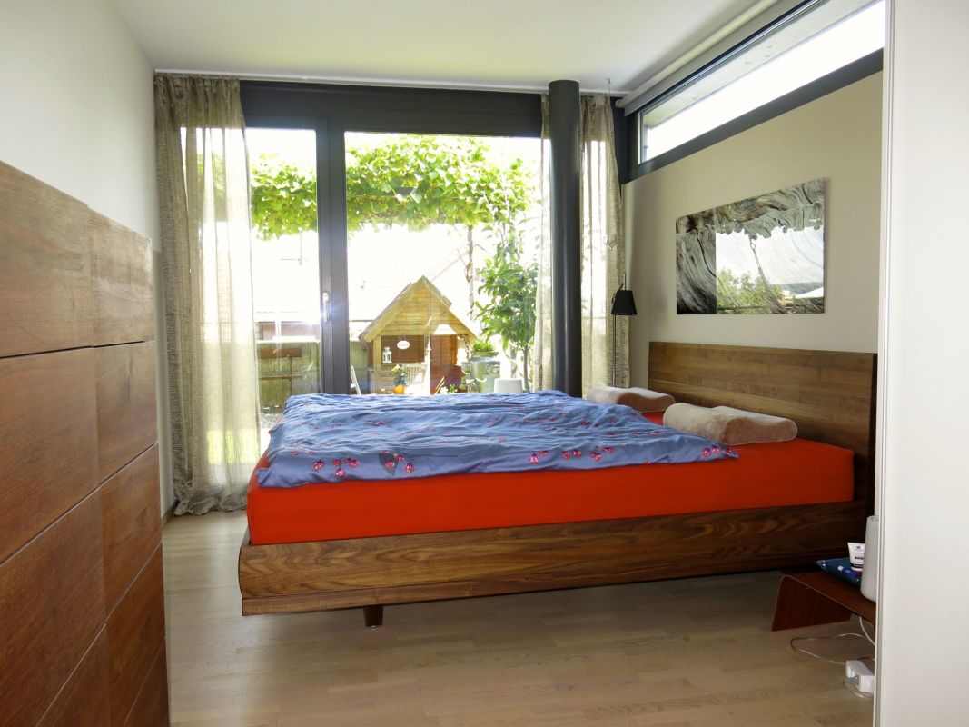 Modernes Schlafzimmer mit Gartenblick