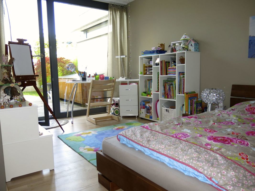 Helles Schlafzimmer mit Kinderarbeitsbereich