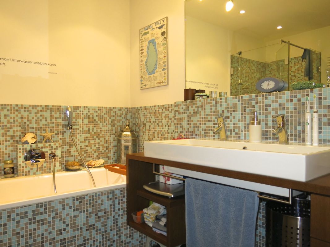 Modernes Badezimmer mit farbiger Mosaikverkleidung