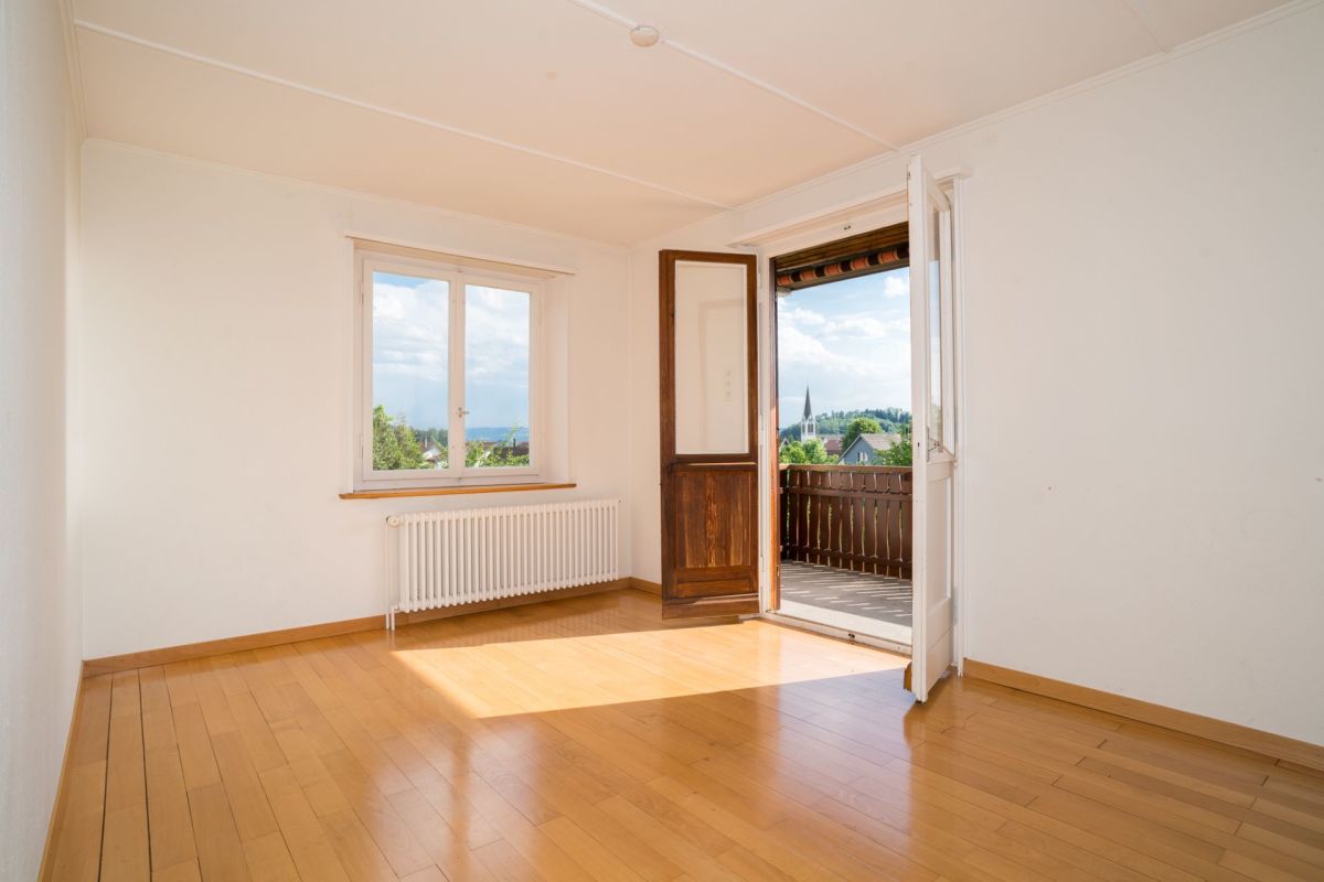 Heller leerer Raum mit Balkonblick