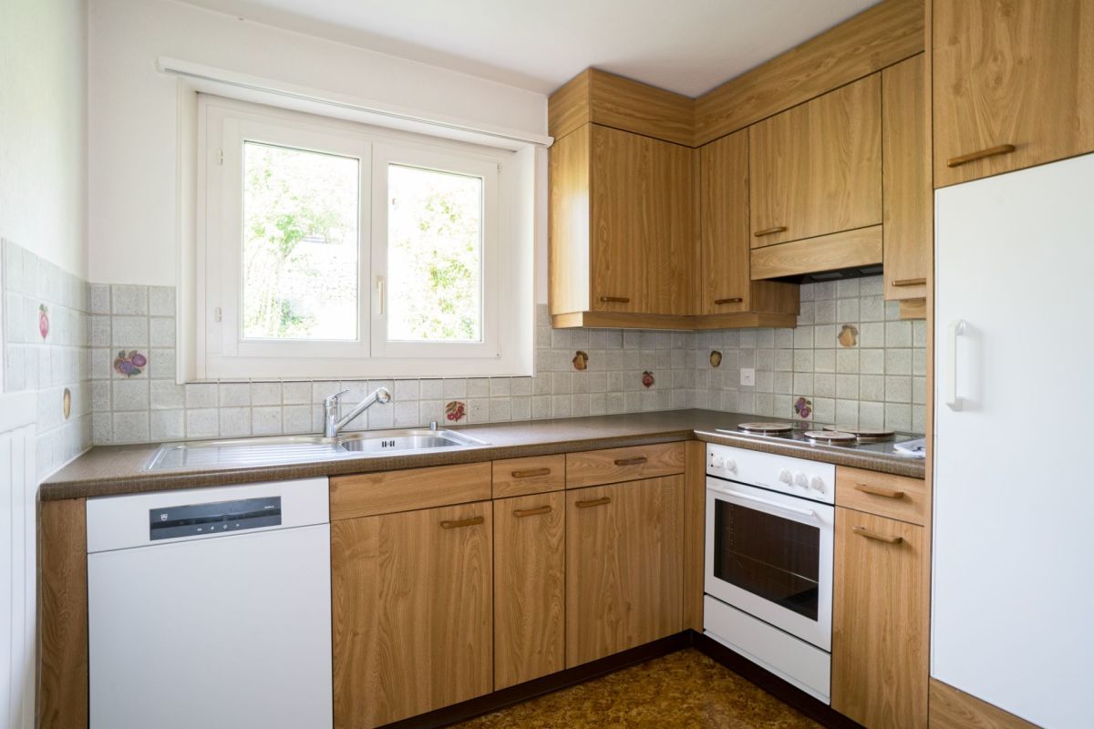 Helle Einbauküche mit Holzfronten