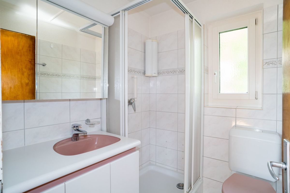 Kleines Badezimmer mit Dusche und WC