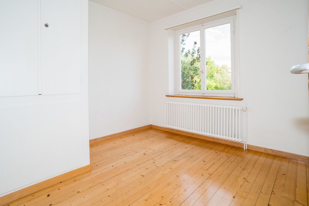 Leerer heller Raum mit Holzboden