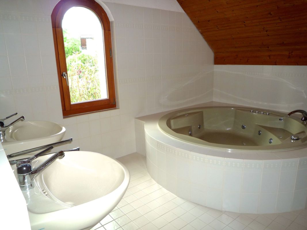 Badezimmer mit Whirlpool und Doppelwaschbecken