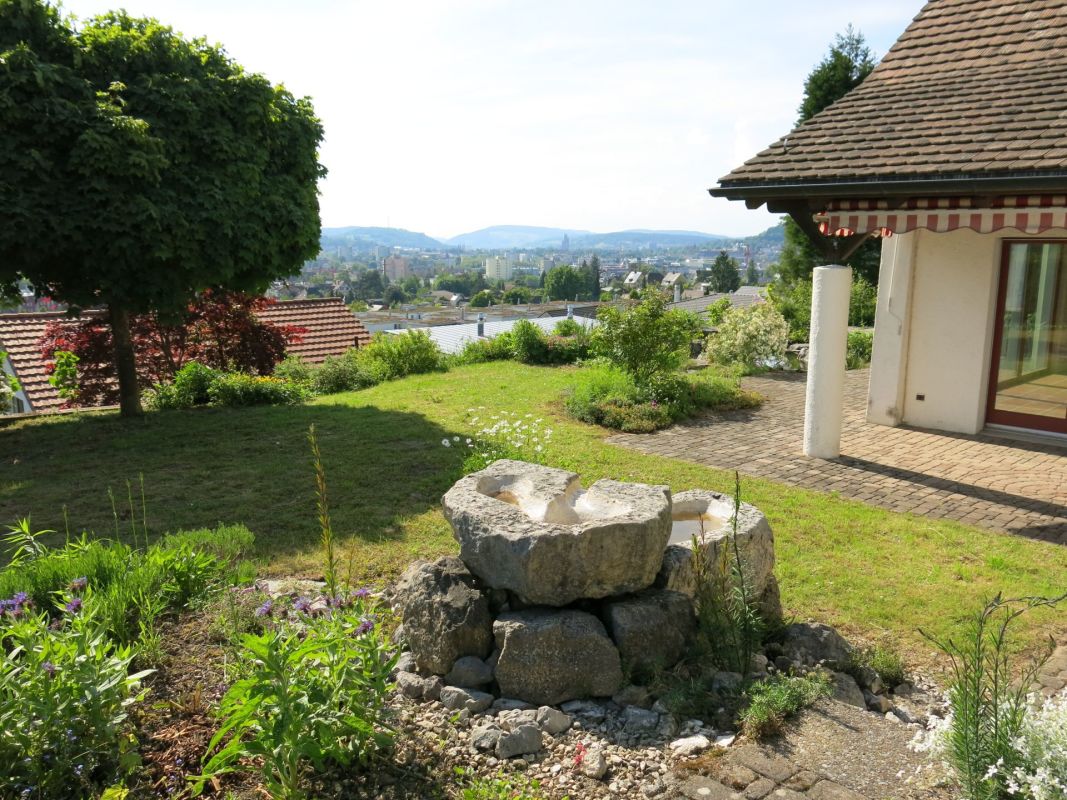 Garten mit Hausblick und Stadtpanorama